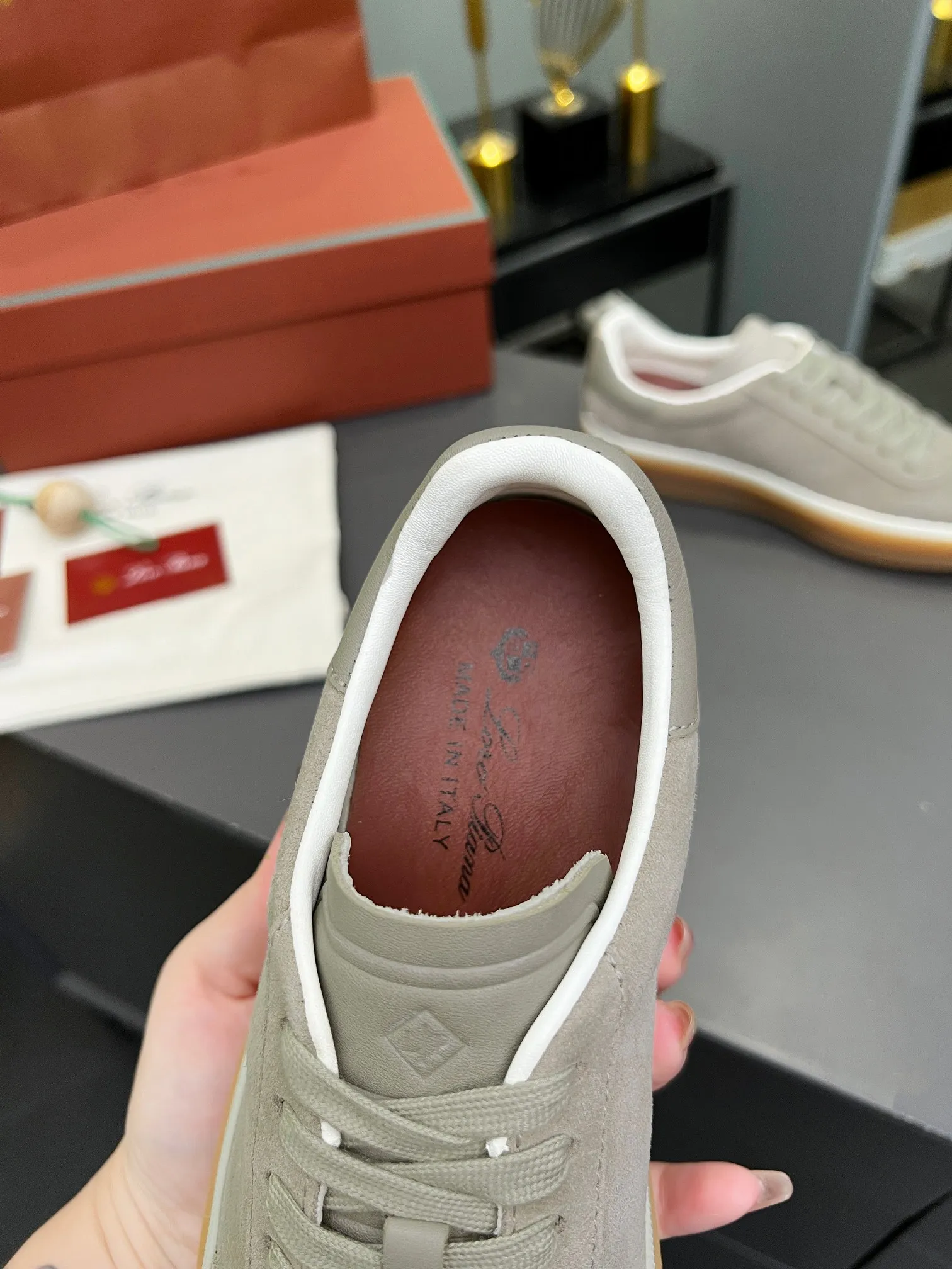 Men's shoes 💰600 purchasing agent, high version 🦅⛳️ Italy [Loro Piana] Tennis walk series LP couple's moral training shoes casual sports shoes sneakers 🎁🎁 Original purchase development and production This new suede tennis shoe adopts an ultra-low design, suitable for wearing all year round 👫👫 The wrapped sole creates an effortlessly attractive color combination that harmoniously blends functionality with understated style, making it the ideal shoe for urban wear. Soft calfskin tongue with Kummel color insert at the heel, cotton lace upper with embossed LP logo, cowhide suede sole, rubber-lined calfskin ✦Upper: imported first-layer cowhide➕customized original cowhide ✦lining: cowhide lining➕cowhide insole ✦sole: original molded TPR ultra-light outsole ✦packaging: original complete package ✦Female size: 35--40 ✦Male size: 39--45